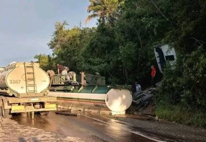 Accidente de carro cargado de combustible en Holguín