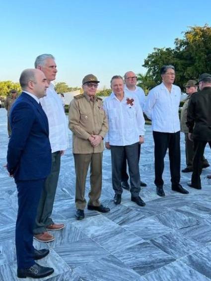 Ceremonia de colocación de ofrendas florales en el Monumento a los Soldados Internacionalistas