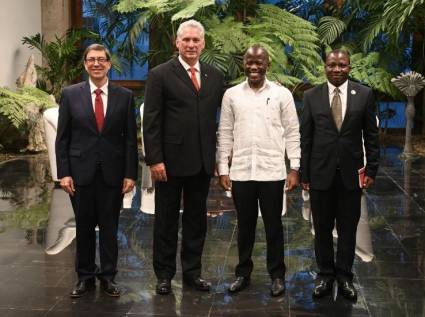 Miguel Díaz-Canel Bermúdez, Presidente de la República de Cuba, da la bienvenida de manera oficial a nuevos embajadores