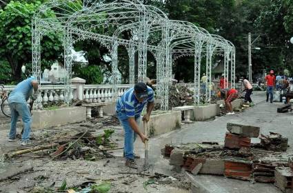 Labores de recuperación en comunidades del oriente cubano.