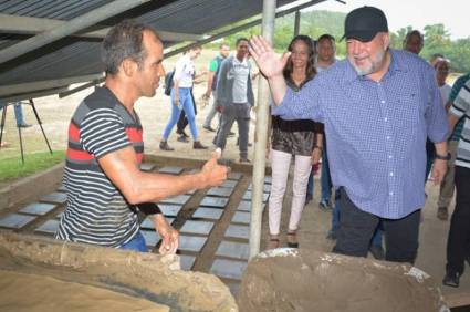 El Primer Ministro intercambió con trabajadores, pobladores y autoridades de ambos municipios