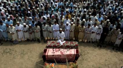Familiares y dolientes participan en una oración fúnebre por las víctimas de un atentado suicida ocurrido el domingo en Bajur, Pakistán