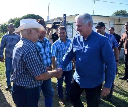 Díaz-Canel en recorrido parlamentario