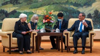 El primer ministro de China, Li Qiang, y la secretaria del tesoro de Estados Unidos, Janet Yellen.