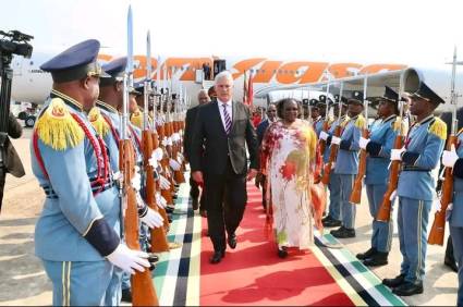 Presidente cubano en Mozambique.jpg