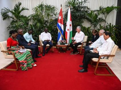 El Presidente cubano dio la bienvenida este viernes, en el Palacio de la Revolución, a Reverien Ndikuriyo, secretario general del Partido de Gobierno de la República de Burundi