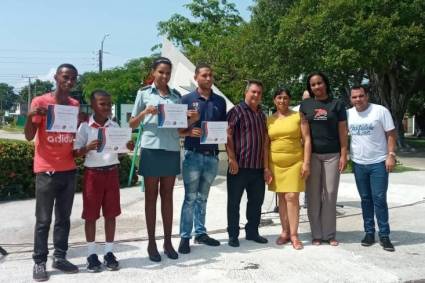 Fueron reconocidos estudiantes y trabajadores que destacan en su labor por mantener la obra que soñaron los hombres y mujeres de septiembre