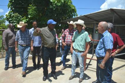 Con el ganadero Rouco Hernández (a la derecha), el Vicepresidente cubano dialogó sobre la necesidad de garantizar la alimentación a la masa animal, la reproducción y el mejoramiento genético, y alabó las condiciones técnicas y veterinarias