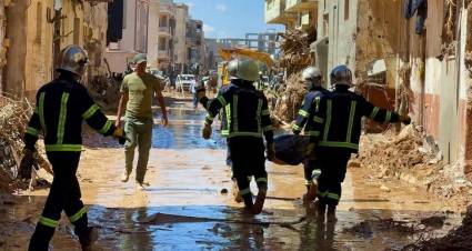 Rescatistas en la ciudad libia de Derna, en la costa del Mediterráneo