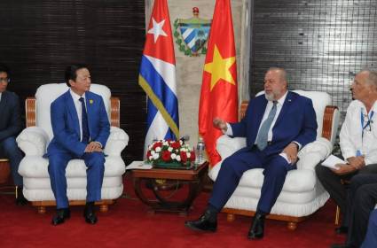 El Jefe de Gobierno cubano intercambió con Tran Hong Ha, vice primer ministro de la República Socialista de Vietnam