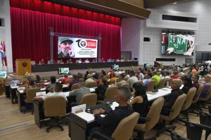 En el Palacio de Convenciones presente el Presidente Díaz-Canel