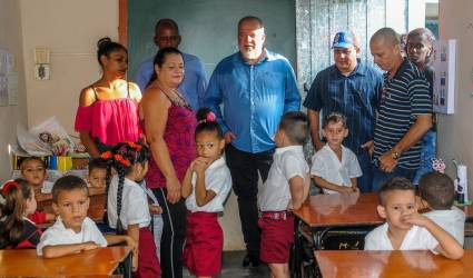 Primer Ministro en visita de trabajo en Holguín