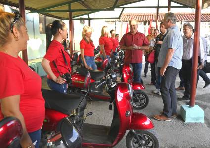 El Presidente Cubano visitó la Empresa de Materiales de la Construcción del territorio, entidad Vanguardia Nacional y que ha diversificado sus producciones