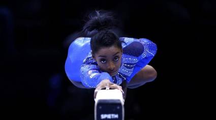La estadounidense Simone Biles compite en la final del All-Around durante el Mundial de Gimnasia artistica en Amberes, Bélgica.