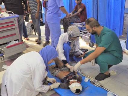 Los medicos atienden a los heridos en el suelo, ya no hay camas en los hospitales de Gaza