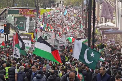 Los participantes en la multitudinaria marcha piden el fin de los bombardeos