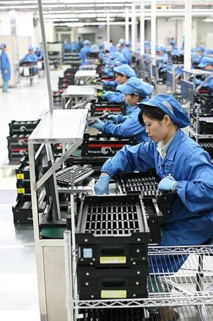 Mujeres chinas laborando en una fábrica