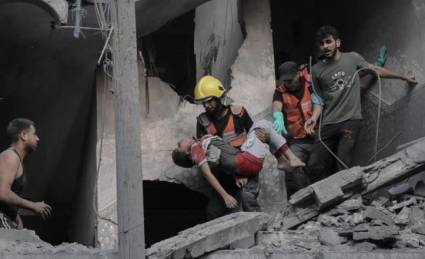 Recuperan cuerpo de un niño dentro de un edificio residencial arrasado por un ataque aéreo israelí