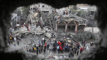 Palestinos buscan sobrevivientes de un bombardeo israelí en Rafah, en la Franja de Gaza