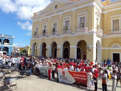 Frente al teatro Sauto se dio lectura al juramento de los artistas universitarios.jpg