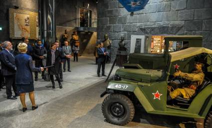 Junto a los miembros de la delegación, Marrero Cruz recorrió cada una de las salas del Museo de la Gran Guerra Patria.