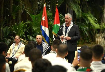 Encuentro entre la máxima dirección del país y 144 jóvenes palestinos que estudian Medicina en la Mayor de las Antillas