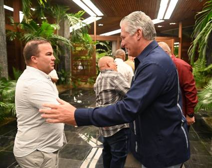 El jefe de Estado cubano recibió a medallistas de los Juegos Panamericanos de Chile