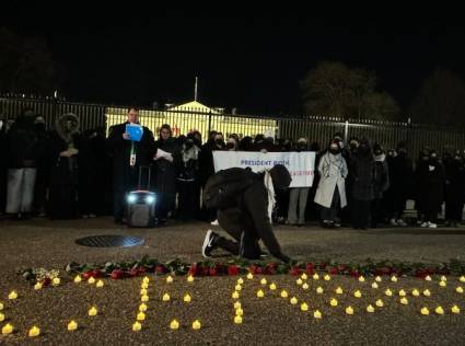 El personal de la administración Biden exige un alto el fuego en Gaza frente a la Casa Blanca en Washington, D.C. el 13 de diciembre de 2023.