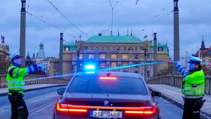 Agentes de policía vigilan una calle en el centro de Praga, República Checa, el jueves 21 de diciembre de 2023.