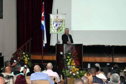Presidente cubano participa en Asamblea Municipal del Poder Popular de Santa Clara