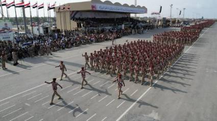 Miembros del movimiento popular yemení Ansarolá desfilan