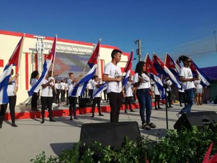 Las banderas en manos