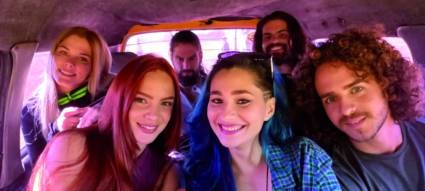 Tres parejas de jóvenes