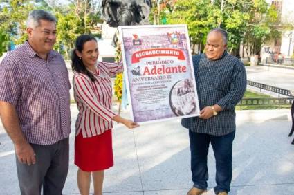 Celebran los 65 años del periódico agramontino Adelante