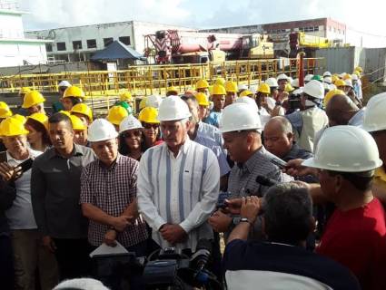 Presidente cubano visita las obras de modernización de la fábrica de cemento 26 de Julio.