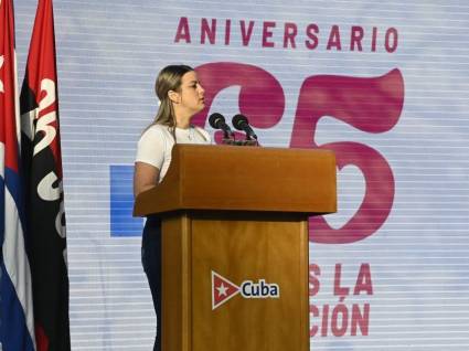 Aylín Álvarez en el acto conmemorativo por el aniversario 65 de la salida de la Caravana de la Libertad