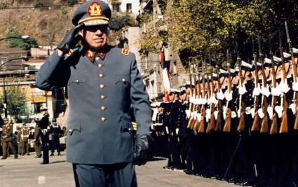 El dictador Augusto Pinochet, en una imagen de 1986, en Valparaíso, Chile