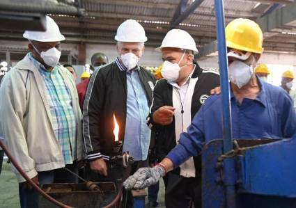 Presidente de Cuba recorre entidades de Granma y Holguín