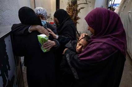 Palestinos lloran a sus muertos en el hospital Al-Najjar tras un ataque aéreo israelí contra el campo de refugiados de Rafah, sur de la Franja de Gaza.