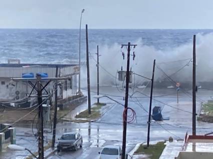 Inundaciones en el litoral habanero ante la llegada de un frente frío este lunes.