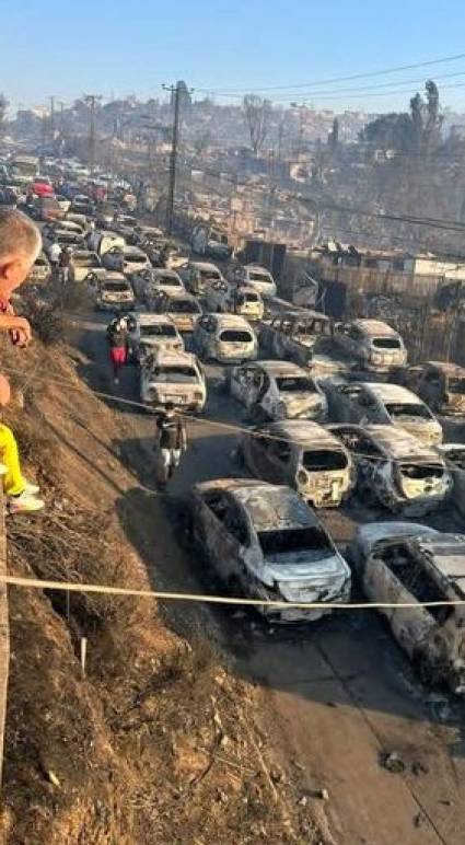 Centenas de familias que trataron de huir de las llamas quedaron varadas en carreteras