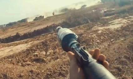 Combatiente de HAMAS apunta hacia un transporte blindado de personal israelí en Gaza