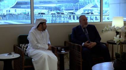 El miembro del Buró Político y primer ministro, Manuel Marrero Cruz, es recibido a su llegada a Emiratos Árabes Unidos