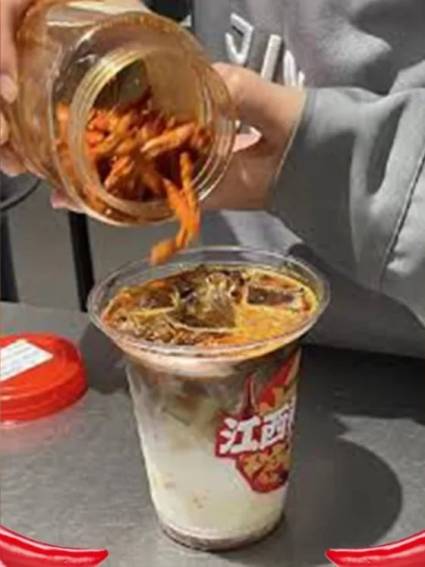 Videos virales muestran un café con leche servido en vasos de plástico y que luego es infusionado con chile