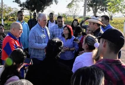 Presidente de Cuba en intercambio con trabajadores de la UEB ganadera Loma de Candelaria