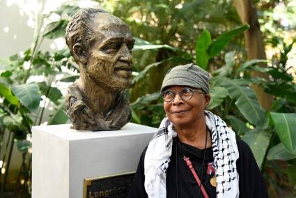 Alice Walker al lado del busto a Langston Hughes