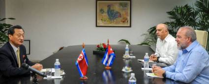 Manuel Marrero Cruz en fraternal encuentro con Ma Chol Su, embajador de la República Popular Democrática de Corea