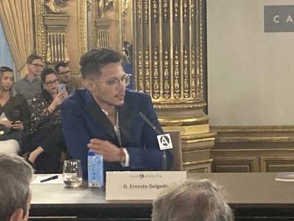 Poeta cubano recibe Premio a la Creación Joven en España