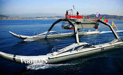 Catamarán con enormes patas flexibles y articuladas que lo han coronado como el barco araña