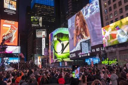 Personas se reúnen para ver la presentación gratuita que ofreció la cantante colombiana Shakira el martes 26 en Times Square